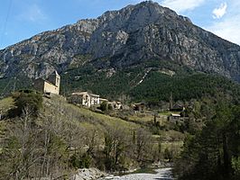 Panorámica de la aldea de Badaín, T.M. de Tella-Sin en la Provincia de Huesca desde la desembocadura del río Irués, afluente del Cinca. De fondo, la Punta Llerga.