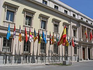 Archivo:Banderas de las comunidades autónomas de España frente al Senado, Madrid