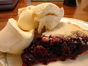 Archivo:Blackberry pie and ice cream, 2006