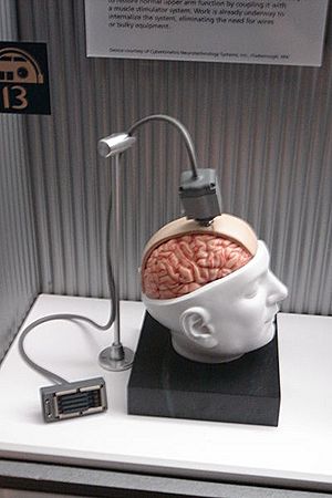 Archivo:Brain-Computer intrusive