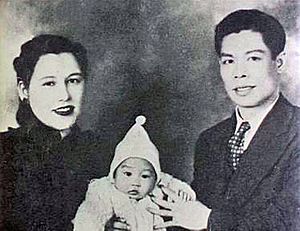Archivo:Bruce Lee with his parents 1940s
