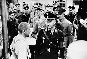 Archivo:Bundesarchiv Bild 152-11-12, Dachau, Konzentrationslager, Besuch Himmlers