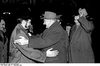 Archivo:Bundesarchiv Bild 183-78854-0008, Heinrich Rau und Dr. Ernesto Guevara