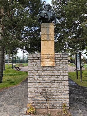 Archivo:Bust del monument al padre Piquer, Valbona