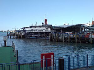 Archivo:CBD Ferry Terminal Auckland II