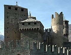 Archivo:Castello di Fenis torri