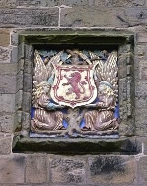 Archivo:Central armorial tablet, Falkland Palace Gatehouse