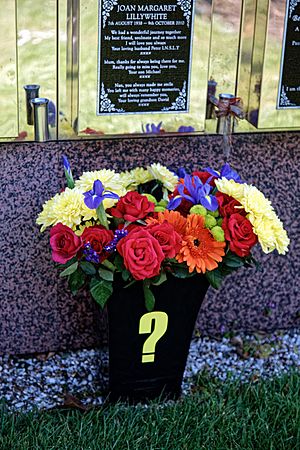 Archivo:City of London Cemetery floral tribute vase memorial wall 1