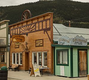 Archivo:Comercio en la calle Front, Dawson City, Yukón, Canadá, 2017-08-27, DD 57