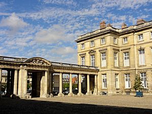 Archivo:Compiègne (60), palais, cour d'honneur, côtés sud-ouest et nord-ouest