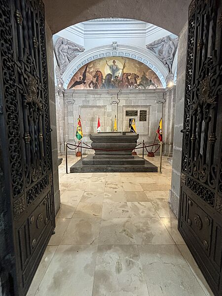 Entrada al Mausoleo de Sucre