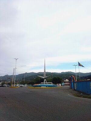Archivo:Escultura Heptaedro del cielo