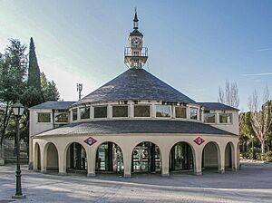 Archivo:Estación de Metro de Lago 02