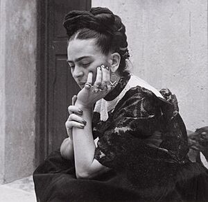 Archivo:Frida Kahlo, ca. 1944, de la colección Colección Manuel Álvarez Bravo
