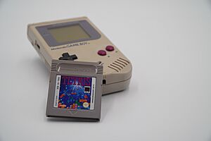 Archivo:Game Boy and Tetris