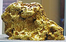 Archivo:Gold nugget (Australia) 4 (16848647509)
