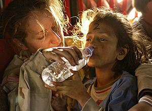 Archivo:Humanitarian aid OCPA-2005-10-28-090517a
