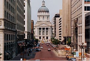 Archivo:Indiana State Capitol, Indianapolis, June 1988