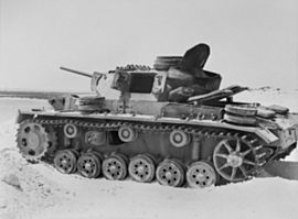 Archivo:Knocked out Panzer III at El Alamein 1942