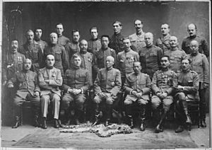 Archivo:Major General Graves, U.S.A., Gen. Otani, Japanese Army, and Staff, Vladivostok, Siberia., ca. 1918 - ca. 1919 - NARA - 533738