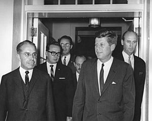 Archivo:Meeting with Victor Paz Estenssoro, President of Bolivia and JFK