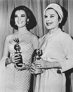 Archivo:Natalie Wood Ruth Gordon 23rd Golden Globes