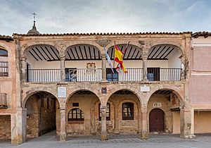 Archivo:Oficina de turismo, Plaza Mayor, Medinaceli, Soria, España, 2015-12-28, DD 70-72 HDR