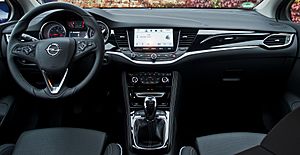 Archivo:Opel Astra 1.4 EDIT ecoFLEX Innovation (K) – Innenraum, 10. Oktober 2015, Düsseldorf