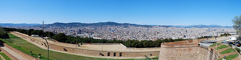 Archivo:Panorama - Barcelona from Montjuïc