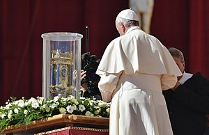 Archivo:Papa Francisco orando ante el corazón de san Vicente de Paúl