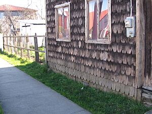 Archivo:Pared de tejuelas en Achao