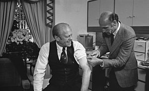Archivo:President Ford receives a swine flu inoculation - NARA - 7064718