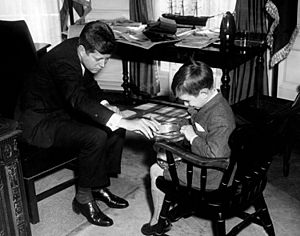 Archivo:President John F. Kennedy with Robert F. Kennedy, Jr. (01)