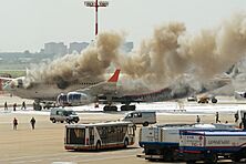 Archivo:RA-96010 on fire at SVO (3)
