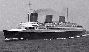 Archivo:SS Normandie at sea 01