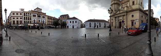 Archivo:Santa Fe (Granada), plaza del ayuntamiento, panorámica