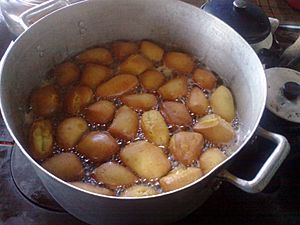Archivo:Sopaipillas chilotas en reitimiento