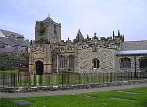 Archivo:St Cybi's Church Holyhead 2004