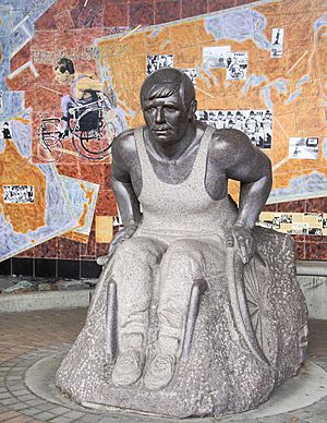 Archivo:Statue of Rick Hansen at Rogers Arena