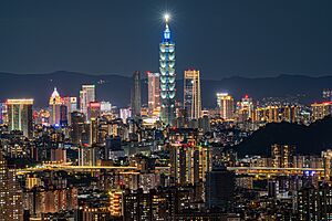 Archivo:Taipei Night Skyline from Hongludi 20240113