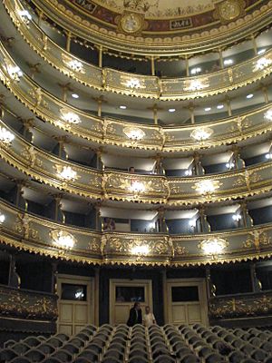 Archivo:Teatro Estatal de Praga