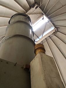 Telescopio al interior del observatorio Manuel Foster Recabarren