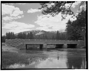 Archivo:VIEW OF WEST FACE AND TUOLUMNE RIVER. - Tuolumne Meadows Bridge, Spanning Tuolumne River on Tioga Road, Mather, Tuolumne County, CA HAER CAL,55-TOULM,2-6