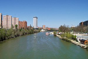 Archivo:Valladolid rio pisuerga puente mayor playa