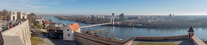 Archivo:Vista panorámica del Danubio a su paso por Bratislava, Eslovaquia, 2020-02-01, DD 61-66 PAN