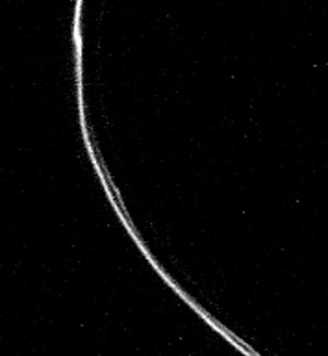 Archivo:Voyager1-saturn-f-ring