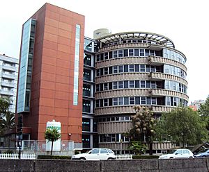 Archivo:'Unidade de cirurxía de ciclo rápido Cíes' (Policlínico Cíes), do arquitecto Xosé Bar Boo, Vigo