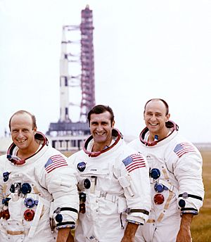 Archivo:(Left to right) Pete Conrad, Dick Gordon, and Al Bean pose with the Apollo 12 Saturn V