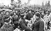 Archivo:Маршал Х. Чойбалсан вручает подарки советским танкистам
