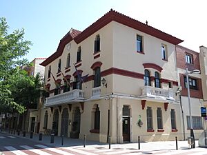Archivo:077 Ajuntament de Sant Joan Despí, camí del Mig 9 - c. Frederic Casas